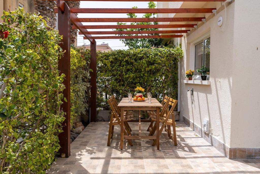 Cozy Nerina Cottage At Harbour Paphos Exterior foto